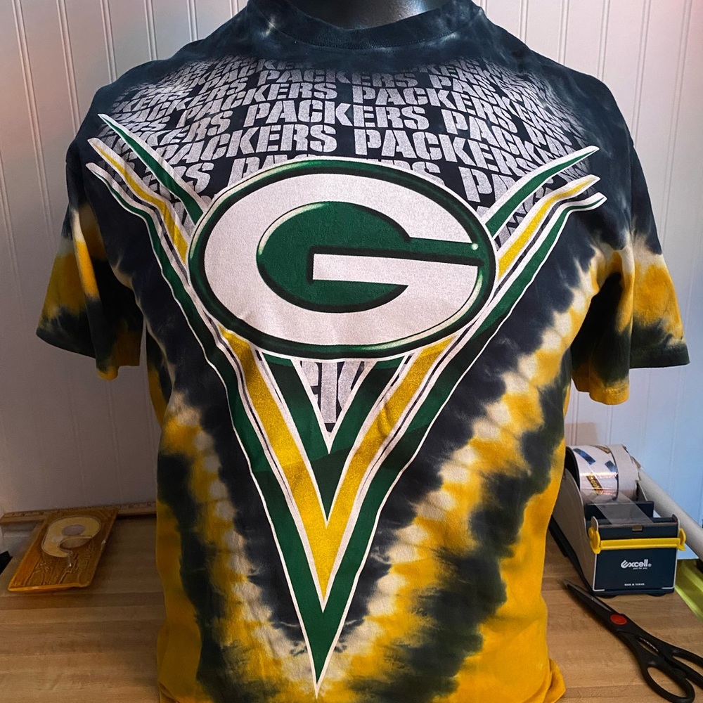 Preowned Men’s “Packers” Tee Shirt. Large Short Sleeve. Green/ Yellow/White